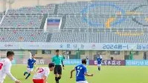 徐静蕾46岁与黄立行同框却零互动，面露冷漠神态