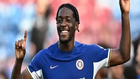 特奥红牌引热议：米兰晋级受影响，球迷聚焦后果与评价