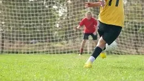 梅西在巴薩效力20年，未来之路将通往何方？